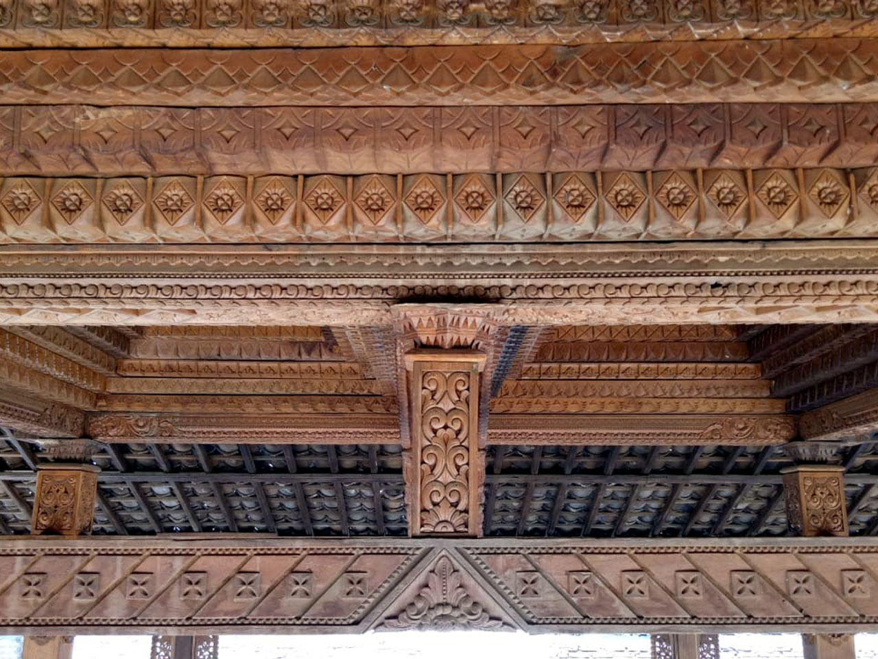 Pendopo Soko 20 Ukir Spesial (Tumpangsari 2 Skat)- Terbuat dari bahan kayu jati kuno dan berkwalitas tinggi
