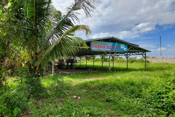 JUAL CEPAT ATAU DISEWAKAN TANAH DARAT PLUS RUMAH DAN BANGUNAN BEKAS PABRIK BATAKO