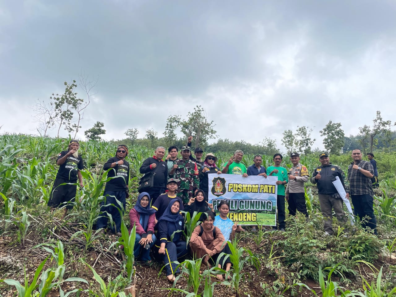 Puskom Pati Mengikuti Giat Penghijauan di Pegunungan Kendeng Pati Pati, 11 Januari 2026 — Komitmen terhadap pelestarian lingkungan kembali ditunjukkan oleh Puskom Pati dengan mengikuti kegiatan penghijauan di kawasan Pegunungan Kendeng, Kabupaten Pati. Kegiatan ini mengusung tema “Hutan Hijau Nafas Bumi Terjaga”, sebagai simbol kepedulian terhadap keberlanjutan alam dan ekosistem. Dalam kegiatan tersebut, Puskom Pati diwakili oleh Mas Pram dan Mba Susi, yang turut serta secara langsung dalam penanaman pohon bersama berbagai elemen masyarakat dan komunitas peduli lingkungan. Pegunungan Kendeng dipilih sebagai lokasi kegiatan karena kawasan ini memiliki peran penting sebagai daerah resapan air dan penyangga kehidupan masyarakat sekitar. Kepedulian Puskom Pati Terhadap Lingkungan Partisipasi Puskom Pati dalam giat penghijauan ini merupakan wujud nyata dukungan terhadap upaya menjaga kelestarian hutan dan mencegah kerusakan lingkungan. Penanaman pohon di Pegunungan Kendeng diharapkan dapat membantu menjaga keseimbangan alam, mengurangi risiko bencana ekologis, serta memperbaiki kualitas udara dan sumber air. Mas Pram menyampaikan bahwa kegiatan ini bukan hanya sekadar simbolis, tetapi menjadi bentuk tanggung jawab bersama dalam merawat bumi. Sementara itu, Mba Susi menambahkan bahwa menjaga hutan berarti menjaga masa depan generasi yang akan datang. Hutan Hijau, Nafas Bumi Terjaga Tema “Hutan Hijau Nafas Bumi Terjaga” mengandung pesan kuat bahwa hutan adalah sumber kehidupan. Dengan hutan yang terjaga, keseimbangan alam dapat dipertahankan dan keberlangsungan hidup manusia pun tetap terjamin. Melalui kegiatan ini, Puskom Pati berharap dapat menginspirasi lebih banyak pihak untuk terlibat aktif dalam gerakan pelestarian lingkungan. Harapan Ke Depan Puskom Pati berkomitmen untuk terus mendukung kegiatan sosial dan lingkungan yang berdampak positif bagi masyarakat dan alam. Kegiatan penghijauan di Pegunungan Kendeng ini diharapkan menjadi langkah awal dari kolaborasi berkelanjutan dalam menjaga kelestarian lingkungan di Kabupaten Pati dan sekitarnya. Dengan semangat kebersamaan, hutan hijau akan tetap terjaga, dan nafas bumi akan terus hidup.