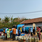 HIMA Hukum UMCI menyalurkan bantuan air bersih gratis kepada masyarakat Desa Weninggalih, Jonggol, Bogor sebagai bentuk kepedulian dan pengabdian mahasiswa.