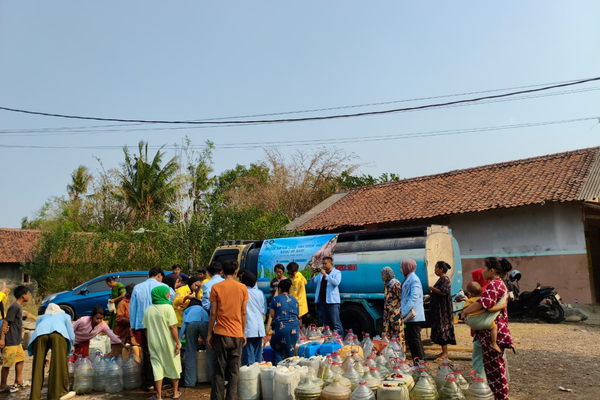 HIMA Hukum UMCI menyalurkan bantuan air bersih gratis kepada masyarakat Desa Weninggalih, Jonggol, Bogor sebagai bentuk kepedulian dan pengabdian mahasiswa.