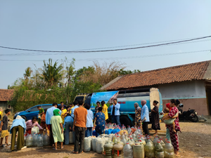 HIMA Hukum UMCI menyalurkan bantuan air bersih gratis kepada masyarakat Desa Weninggalih, Jonggol, Bogor sebagai bentuk kepedulian dan pengabdian mahasiswa.