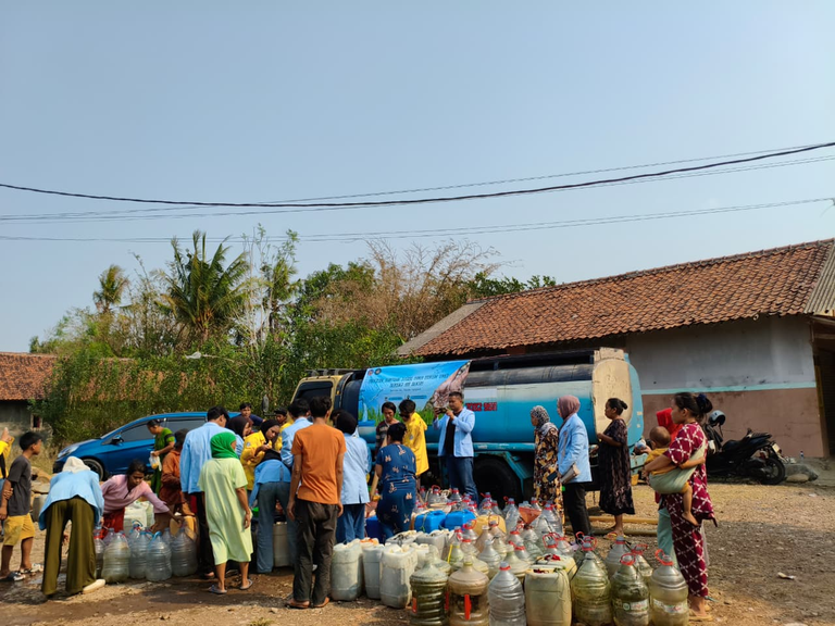 HIMA Hukum UMCI Salurkan Bantuan Air Bersih untuk Masyarakat Desa Weninggalih